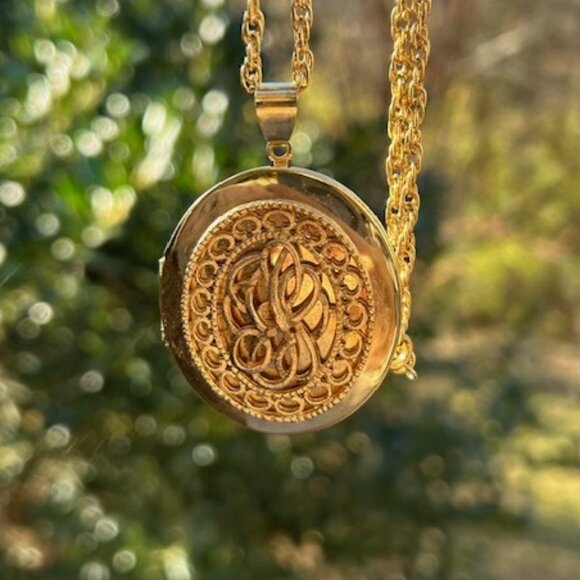 ORNATE GOLD TONE Oval Photo Locket NECKLACE - Picture 7 of 9